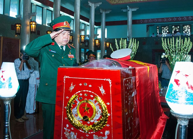 &Ocirc;ng Ph&ugrave;ng Quang Thanh, Ủy vi&ecirc;n Bộ Ch&iacute;nh trị, Ph&oacute; B&iacute; thư Qu&acirc;n ủy Trung ương , Bộ trưởng Bộ Quốc ph&ograve;ng, Trưởng Ban lễ tang viếng Thượng tướng Ph&ugrave;ng Thế T&agrave;i. (Ảnh: CTV/TTXVN)