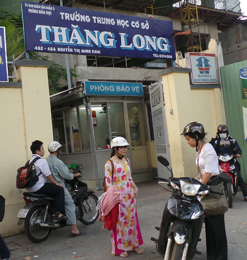 Trấn lột học sinh, bị c&ocirc;ng an bắt tại trận