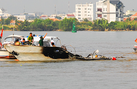 Hiện trường tàu cánh ngầm bốc cháy trên sông Sài Gòn vào chiều 20/1