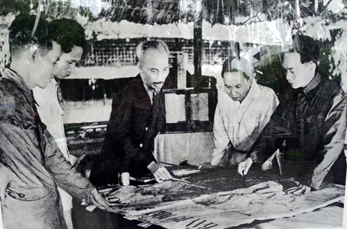 Th&aacute;ng 12-1953, Trung ương Đảng v&agrave; Chủ tịch Hồ Ch&iacute; Minh quyết định mở mặt trận  chiến lược với quyết t&acirc;m: Ti&ecirc;u diệt Tập đo&agrave;n cứ điểm của Ph&aacute;p tại Điện Bi&ecirc;n Phủ