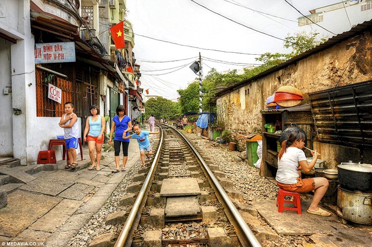 Sinh hoạt vui đùa ngay sát đường tàu chạy 