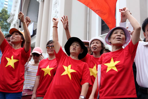 Cùng tập trung biểu dương lực lượng trước Nhà hát TP.HCM