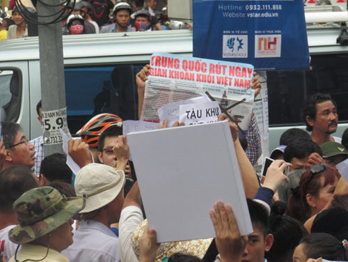 Dòng người tuần hành từ Nhà văn hóa Thanh Niên (TP.HCM) tới đường Nguyễn Đình Chiểu - Hai Bà Trưng (quận 3, TP.HCM)