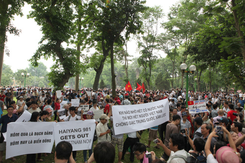 Hàng nghìn người tập trung tuần hành đứng trong khuôn viên vườn hoa Lê Nin (Hà Nội) phía đối diện căng băng rôn, hô khẩu hiệu phản đối Trung Quốc