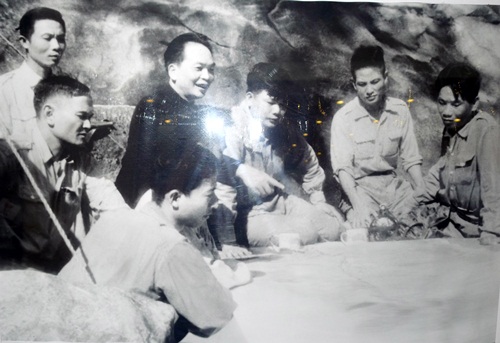 Đại tướng V&otilde; Nguy&ecirc;n Gi&aacute;p theo d&otilde;i bản đồ t&igrave;nh h&igrave;nh mặt trận Điện Bi&ecirc;n Phủ