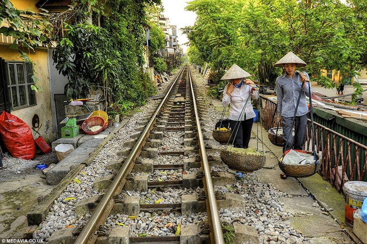 Người dân ra khỏi đó khi gần đến giờ tàu chạy 