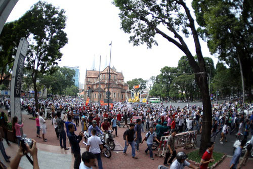 Tuần hành ôn hòa ngay trung tâm TP.HCM, khu vực Nhà thờ Đức Bà 