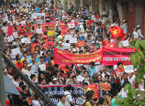 Đoàn người tuần hành diễu qua nhiều tuyến phố Hà Nội