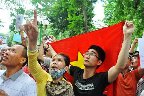 Hàng nghìn người dân Hà Nội tập trung tại tượng đài Lê Nin, trước cổng đại sứ quán Trung Quốc