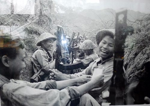 Ph&uacute;t nghỉ ngơi của c&aacute;c chiến sỹ giữa hai trận đ&aacute;nh