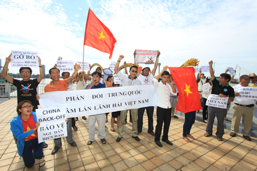 Đoàn người dừng tại cầu Rồng, Đà Nẵng kêu gọi thêm người dân tham gia 