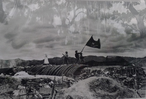 Chiều ng&agrave;y 7-5-1954, l&aacute; cờ Việt Nam tung bay tr&ecirc;n n&oacute;c hầm tướng Đờ Ca-xtơ-ri đ&aacute;nh  dấu mốc son ch&oacute;i lọi của con người, đất nước Việt Nam