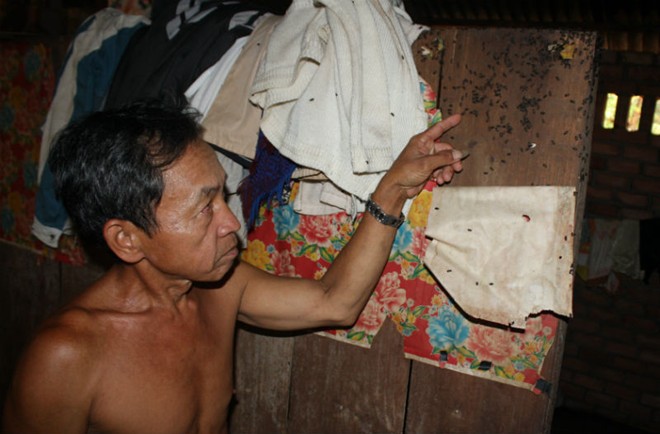 Trên cánh cửa nhà, bọ đầu đen cũng bám đầy.