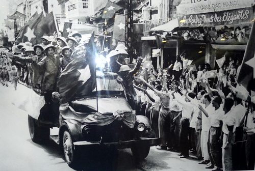 Nh&acirc;n d&acirc;n H&agrave; Nội ch&agrave;o đ&oacute;n đo&agrave;n qu&acirc;n giải ph&oacute;ng Thủ đ&ocirc;