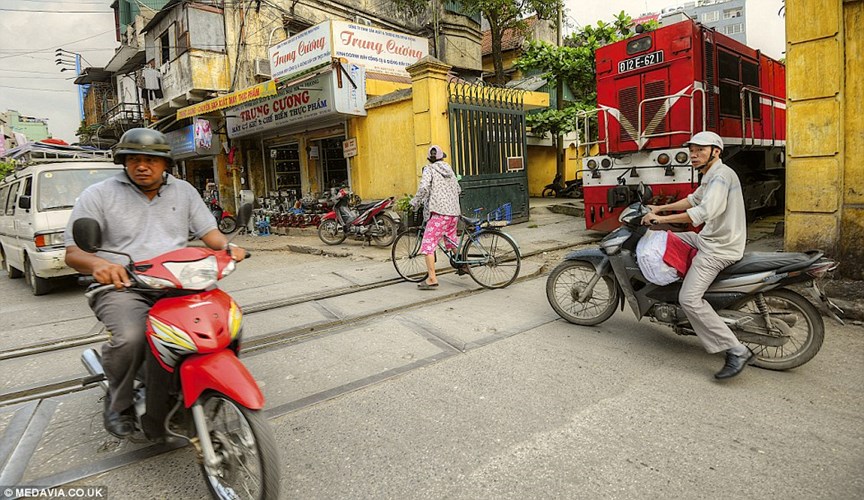 Có rất nhiều tuyến đường sắt giao nhau với đường bộ ở Việt Nam 