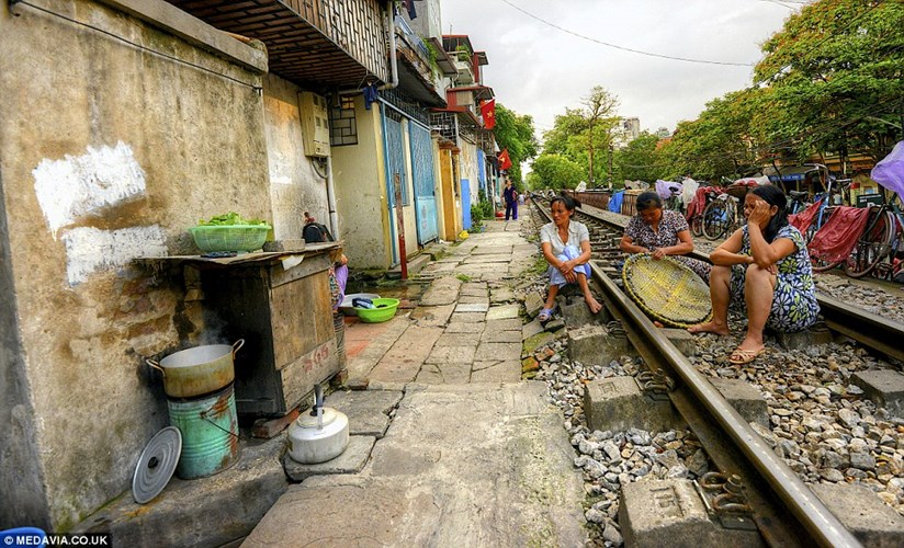 Sinh hoạt ngay trên đường tàu chạy 