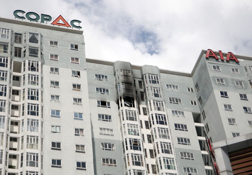 Căn hộ nằm ở block giữa chung cư bị cháy đen. Ảnh: An Nhơn