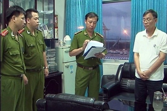 Cơ quan Cảnh sát điều tra đọc lệnh bắt tạm giam đối với Đinh Ngọc Uyên.