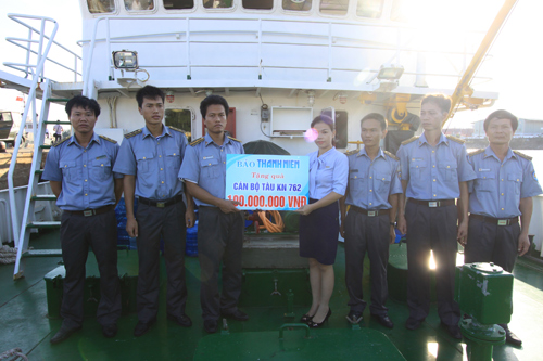 Đại diện Báo Thanh Niên trao 100 triệu đồng hỗ trợ cho kiểm ngư viên của tàu kiểm ngư 762
