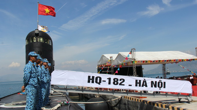 Đội h&igrave;nh tập luyện chụp từ tr&ecirc;n t&agrave;u HQ-182