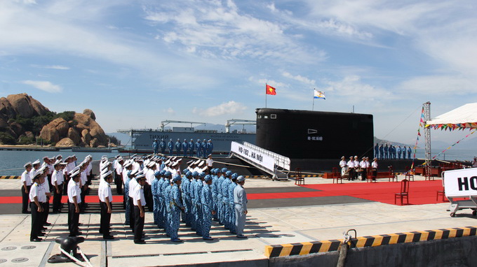 Đội h&igrave;nh tập luyện chụp từ tr&ecirc;n t&agrave;u HQ-183