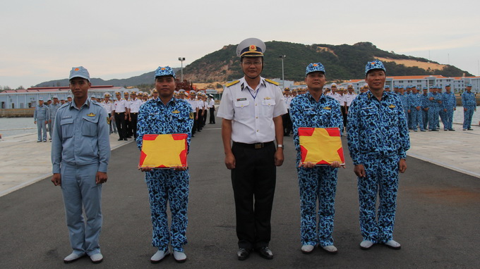 Tập luyện động t&aacute;c trao Quốc kỳ cho thuyền trưởng v&agrave; ch&iacute;nh trị vi&ecirc;n t&agrave;u