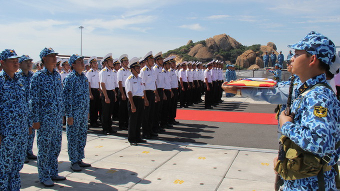 K&iacute;p t&agrave;u tập luyện động t&aacute;c ch&agrave;o tiếp nhận cờ