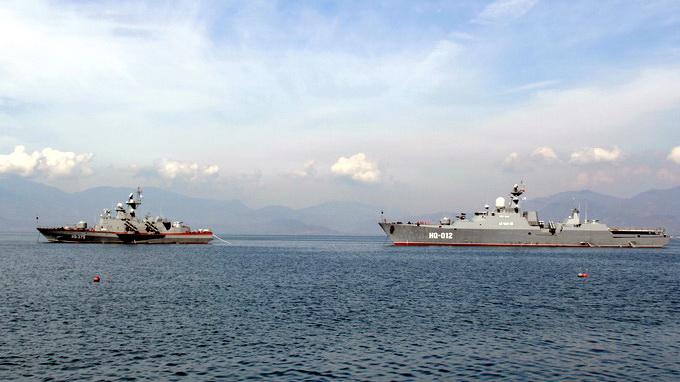 Đội h&igrave;nh t&agrave;u chiến của Hải qu&acirc;n l&agrave;m nền ph&iacute;a sau