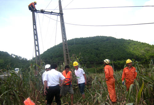 Điện lực Lạng Sơn khắc phục sự cố điện sau bão. Đến ngày 22/7 đã cơ bản đã khôi phục cấp điện an toàn trở lại hầu hết địa bàn trên tỉnh