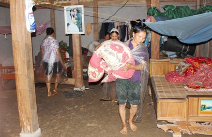 Tại tỉnh Bắc Kạn, chính quyền và nhân dân xã Bình Trung, huyện Chợ Đồn hỗ trợ di chuyển tài sản đối với các gia đình bị đất sạt lở vào nhà
