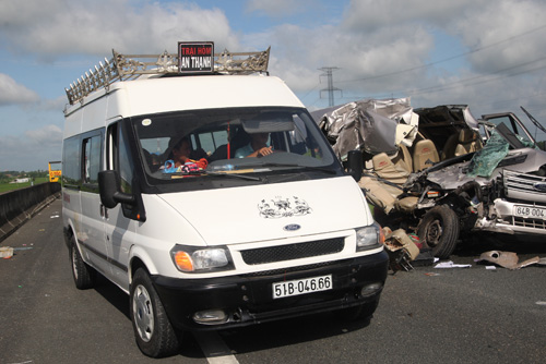 Xe tang đến đưa thi thể nạn nhân đi