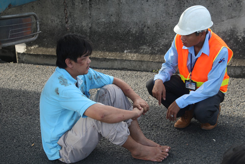 ... ngồi thẫn thờ