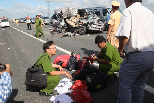 Cơ quan chức năng khám nghiệm hiện trường vụ tai nạn