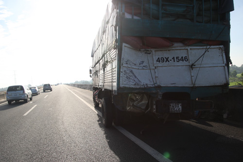 Phần đuôi xe tải bị hư hỏng sau tai nạn