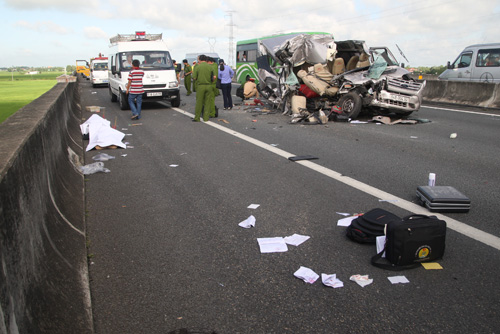 Nhiều hành lý, giấy tờ văng tung tóe, cạnh đó là hai thi thể nạn nhân xấu số