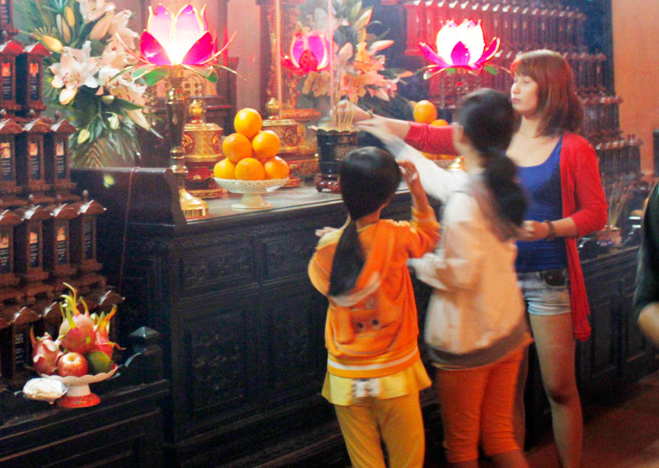 Thiếu nữ mặc quần sooc, áo hở ngực vào thắp nhang tại chùa Quang Minh