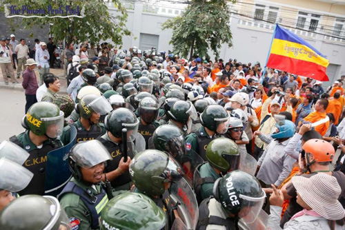 Cảnh sát Campuchia chặn nhóm gây rối trước Đại sứ quán Việt Nam 