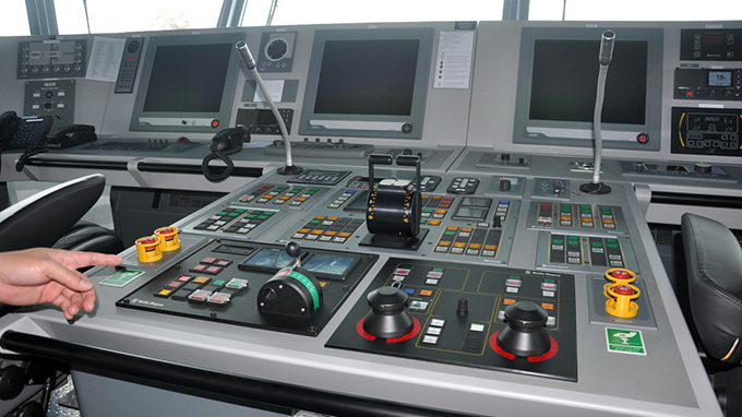 B&agrave;n điều khiển tất cả bộ phận, hoạt động của t&agrave;u KN 781 tr&ecirc;n buồng l&aacute;i