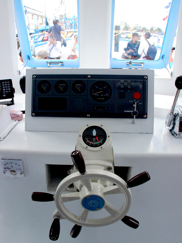 Bảng điều khiển và bánh lái tàu composite được thiết kế gọn nhẹ. Ông Yukio Kikuchi, giám đốc dự án tại Việt Nam của Công ty Yanmar (Nhật Bản) cho biết, doanh nghiệp đang đầu tư thí điểm khoảng 180 tàu composite giúp ngư dân các tỉnh Khánh Hòa, Phú Yên và Bình Định đánh bắt cá ngừ đại dương xuất khẩu.