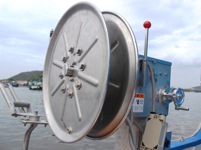 Ngư cụ câu cá ngừ đại dương hạn chế tối đa cá giẫy giụa theo công nghệ Nhật Bản. Theo các chuyên gia Nhật Bản, mỗi chuyến biển đánh bắt chỉ 15 ngày, mười đội tàu thu về ít nhất khoảng 150 tấn cá ngừ đại dương.