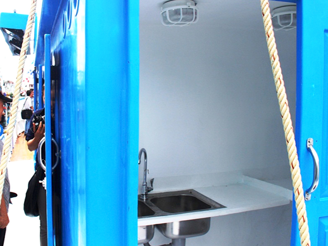 Gian bếp nấu ăn của ngư dân trên tàu composite. Yanmar đặt mục tiêu, từ năm 2015, các tổ, đội của ba tỉnh miền Trung sẽ đạt mục tiêu xuất khẩu khoảng 4.500 tấn cá ngừ đại dương sang thị trường Nhật Bản mỗi năm.