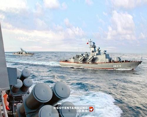 T&agrave;u Molniya số hiệu HQ-375 của Hải qu&acirc;n Việt Nam tuần tra ở quần đảo Trường Sa