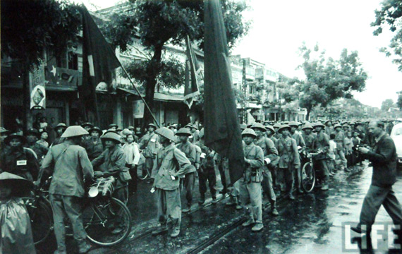 Bộ đội ta tiến v&agrave;o H&agrave; Nội bằng nhiều phương tiện.