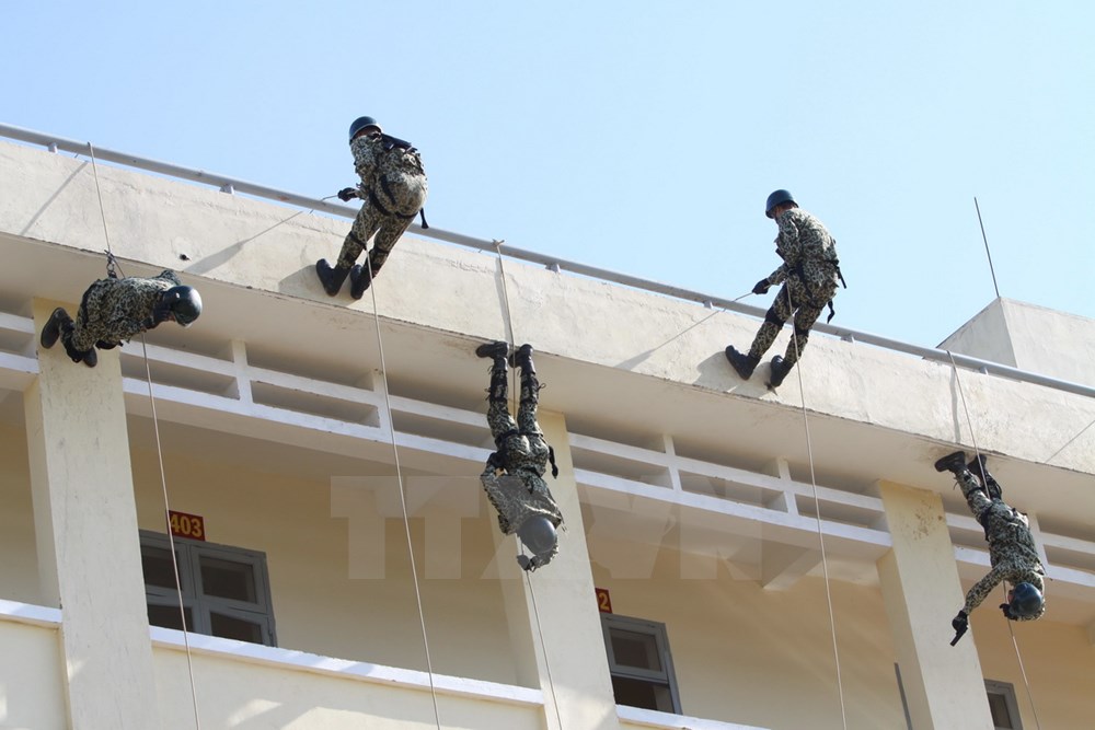 C&aacute;c lực lượng đặc c&ocirc;ng tiến c&ocirc;ng giải tho&aacute;t con tin theo t&igrave;nh huống giả định