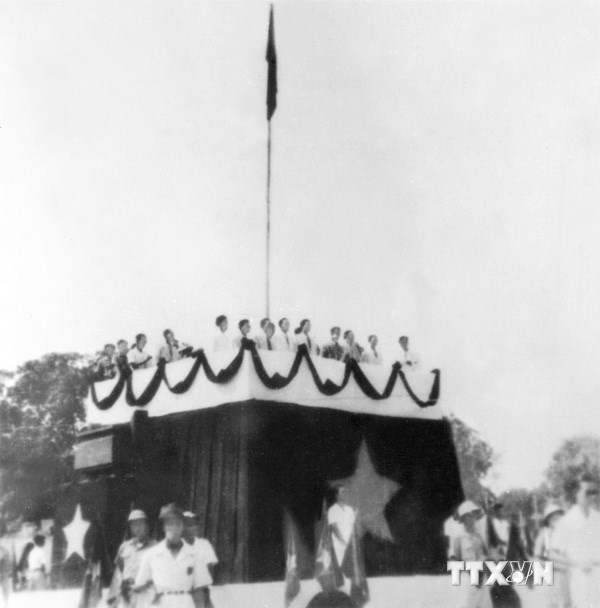 Ngày 2-9-1945, tại Quảng trường Ba Đình, Chủ tịch Hồ Chí Minh đọc bản Tuyên ngôn độc lập, khai sinh nước Việt Nam Dân chủ Cộng hòa.