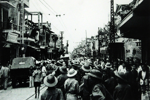 Đo&agrave;n chiến sỹ c&ocirc;ng an tr&ecirc;n phố H&agrave;ng Đ&agrave;o.