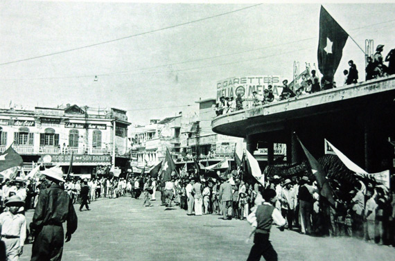 Khung cảnh Ng&agrave;y Giải ph&oacute;ng tại ng&atilde; rẽ bờ Hồ v&agrave; phố H&agrave;ng Đ&agrave;o  (nay l&agrave; ng&atilde; rẽ phố Đinh Ti&ecirc;n Ho&agrave;ng - H&agrave;ng Đ&agrave;o).