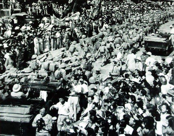 Trong rừng cờ hoa, với niềm vui sướng tột độ, hai mươi vạn nh&acirc;n d&acirc;n Thủ đ&ocirc;  n&aacute;o nức đ&oacute;n ch&agrave;o đo&agrave;n qu&acirc;n chiến thắng trở về.