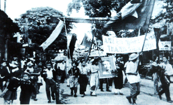 Nh&acirc;n d&acirc;n rước ảnh B&aacute;c tr&ecirc;n phố H&agrave;ng B&ocirc;ng.