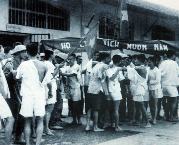 Những chiến sỹ c&aacute;ch mạng bị thực d&acirc;n Ph&aacute;p giam cầm ở nh&agrave; t&ugrave; Hỏa L&ograve; được giải ph&oacute;ng.